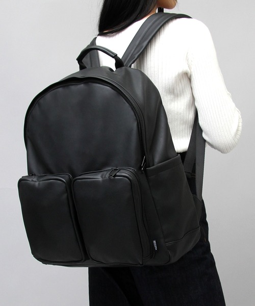 REGiSTA(レジスタ)の「シープスキンライク フェイクレザー 2ポケット デイパック / ビッグサイズ / 大容量 バックパック(バックパック/リュック・メンズ・ブラック・FREE)」の3枚目の写真