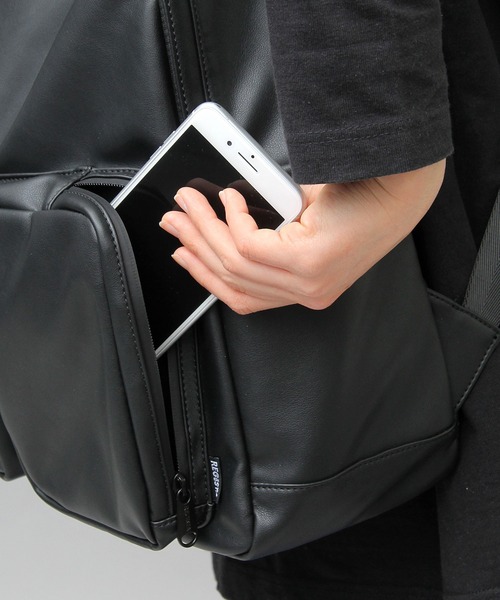 REGiSTA(レジスタ)の「シープスキンライク フェイクレザー 2ポケット デイパック / ビッグサイズ / 大容量 バックパック(バックパック/リュック・メンズ・ブラック・FREE)」の7枚目の写真
