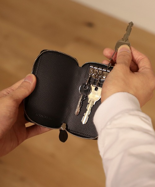 BEAMS LIGHTS(ビームスライツ)の「BEAMS LIGHTS / レザー キーケース(キーケース/キーアクセサリー・メンズ・ブラック/ベージュ・ONE SIZE)」の1枚目の写真