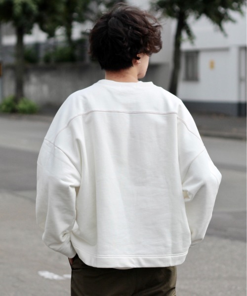 y/m by れぽすけ(イムバイレポスケ)の「クルーネックステッチスウェット(スウェット・メンズ・ブラック/ホワイト・LARGE/MEDIUM)」の4枚目の写真