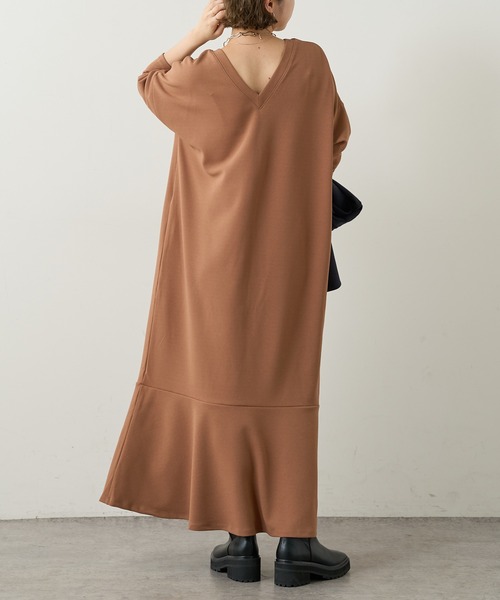 Omekashi(オメカシ)の「Onf(オンフ) カットジョーゼットペプラムドレス(ワンピース・レディース・ブラック/ブラウン・38/36)」の5枚目の写真