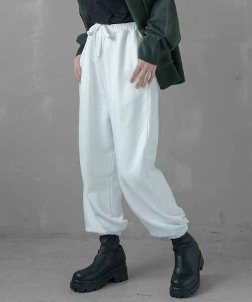 SPINNS（スピンズ）の「【ゆったりシルエット】カラースウェットパンツ（スウェットパンツ・レディース・ブラック/オフホワイト/ホワイト/ダークグリーン/オートミール・M/L）」の2枚目の写真