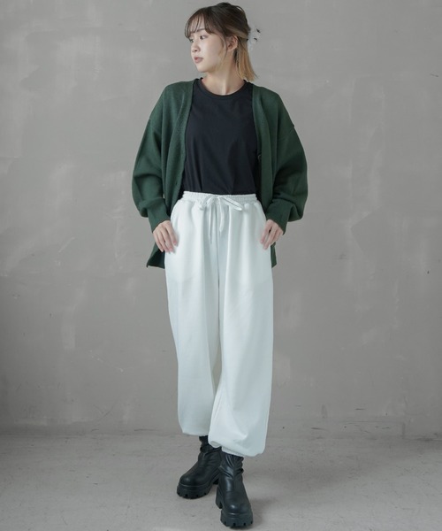 SPINNS（スピンズ）の「【ゆったりシルエット】カラースウェットパンツ（スウェットパンツ・レディース・ブラック/オフホワイト/ホワイト/ダークグリーン/オートミール・M/L）」の21枚目の写真