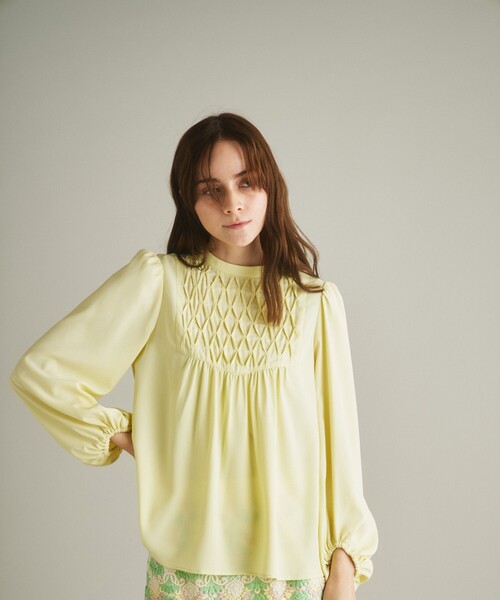 GRACE CONTINENTAL(グレースコンチネンタル)の「ヨークタックデザイントップ(シャツ/ブラウス・レディース・ブラック/イエロー・36)」の1枚目の写真