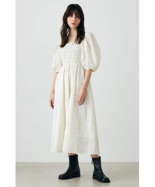 MOUSSY（マウジー）の「EYELET FLARE ドレス（ワンピース・レディース・オフホワイト/ブラック/ライトベージュ・2/1）」の2枚目の写真