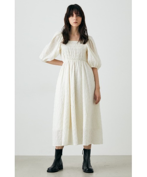 MOUSSY（マウジー）の「EYELET FLARE ドレス（ワンピース・レディース・オフホワイト/ブラック/ライトベージュ・2/1）」の8枚目の写真