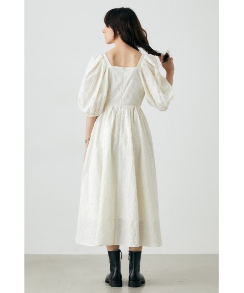 MOUSSY（マウジー）の「EYELET FLARE ドレス（ワンピース・レディース・オフホワイト/ブラック/ライトベージュ・2/1）」の4枚目の写真