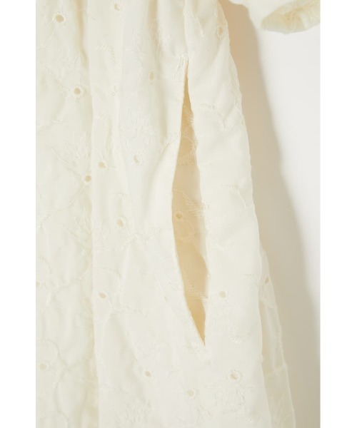 MOUSSY（マウジー）の「EYELET FLARE ドレス（ワンピース・レディース・オフホワイト/ブラック/ライトベージュ・2/1）」の17枚目の写真