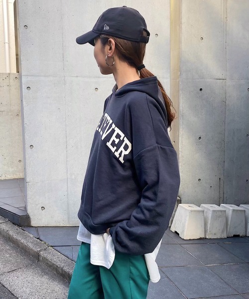 andme（アンドミー）の「バックスリットミニ裏毛スウェットパーカートップス（パーカー・レディース・チャコールグレー/ブラック/アイボリー/モカ/グレイッシュベージュ・M）」の4枚目の写真