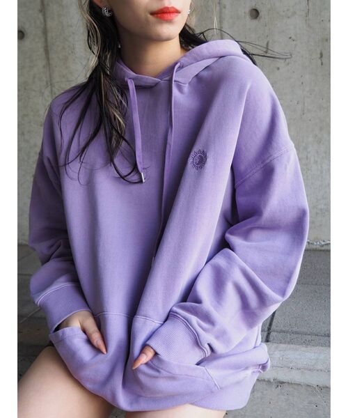 EVRIS（エヴリス）の「SUNNYピグメントオーバーサイズフーディー（パーカー・レディース・ブラック/パープル/アイボリー・FREE）」の3枚目の写真