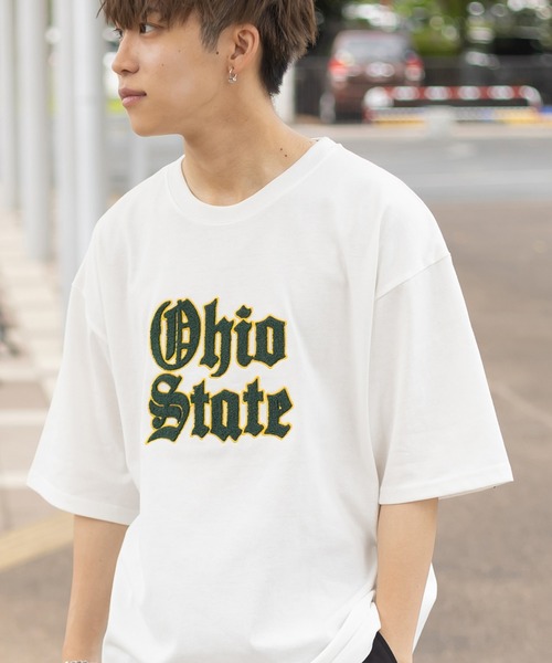 SlashDate(スラッシュデイト)の「カレッジロゴサガラ刺繍クルーネックTシャツ/オールドイングリッシュ/ビッグシルエット/古着風(Tシャツ/カットソー・レディース・ホワイト/ブラック/ネイビー/グリーン/ブルー・M/L/XL)」の3枚目の写真