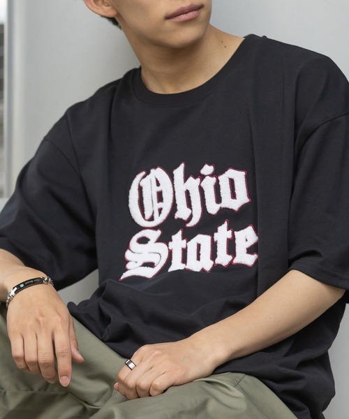 SlashDate(スラッシュデイト)の「カレッジロゴサガラ刺繍クルーネックTシャツ/オールドイングリッシュ/ビッグシルエット/古着風(Tシャツ/カットソー・レディース・ホワイト/ブラック/ネイビー/グリーン/ブルー・M/L/XL)」の4枚目の写真