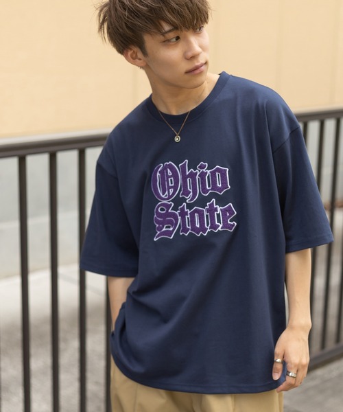 SlashDate(スラッシュデイト)の「カレッジロゴサガラ刺繍クルーネックTシャツ/オールドイングリッシュ/ビッグシルエット/古着風(Tシャツ/カットソー・レディース・ホワイト/ブラック/ネイビー/グリーン/ブルー・M/L/XL)」の7枚目の写真
