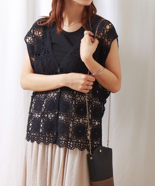 libelle more（リベル モア）の「かぎ針風透かし柄ベスト（ベスト・レディース・ブラック/アイボリー/モカ・M/L）」の2枚目の写真
