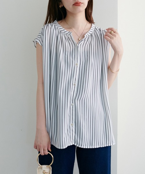 natural couture(ナチュラルクチュール)の「リバイバルアイテム/WEB限定カラーあり/とろみサテン金釦ギャザーブラウス(シャツ/ブラウス・レディース・オフホワイト/その他1/ピンクベージュ/サックスブルー/グリーン/その他2/ピンク/その他4・FREE)」の6枚目の写真