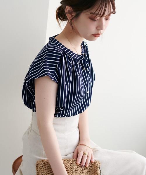 natural couture(ナチュラルクチュール)の「リバイバルアイテム/WEB限定カラーあり/とろみサテン金釦ギャザーブラウス(シャツ/ブラウス・レディース・オフホワイト/その他1/ピンクベージュ/サックスブルー/グリーン/その他2/ピンク/その他4・FREE)」の7枚目の写真