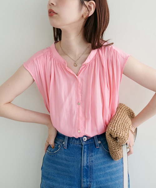 natural couture(ナチュラルクチュール)の「リバイバルアイテム/WEB限定カラーあり/とろみサテン金釦ギャザーブラウス(シャツ/ブラウス・レディース・オフホワイト/その他1/ピンクベージュ/サックスブルー/グリーン/その他2/ピンク/その他4・FREE)」の4枚目の写真
