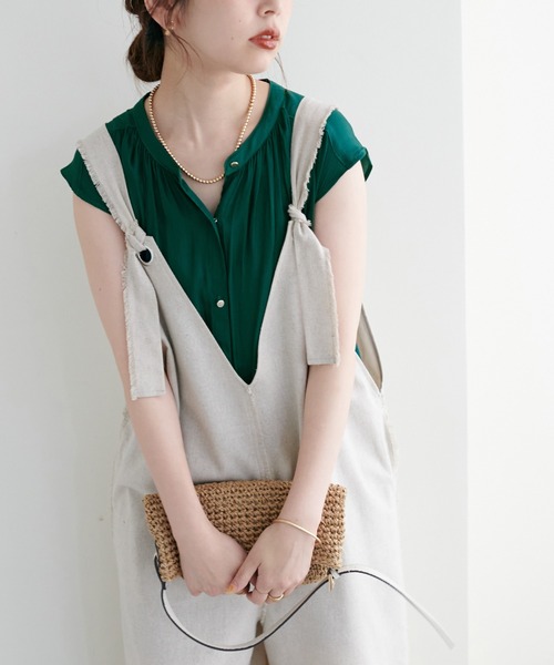 natural couture(ナチュラルクチュール)の「リバイバルアイテム/WEB限定カラーあり/とろみサテン金釦ギャザーブラウス(シャツ/ブラウス・レディース・オフホワイト/その他1/ピンクベージュ/サックスブルー/グリーン/その他2/ピンク/その他4・FREE)」の3枚目の写真