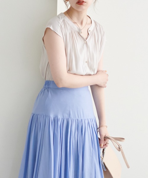 natural couture(ナチュラルクチュール)の「リバイバルアイテム/WEB限定カラーあり/とろみサテン金釦ギャザーブラウス(シャツ/ブラウス・レディース・オフホワイト/その他1/ピンクベージュ/サックスブルー/グリーン/その他2/ピンク/その他4・FREE)」の9枚目の写真