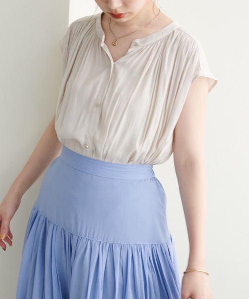 natural couture(ナチュラルクチュール)の「リバイバルアイテム/WEB限定カラーあり/とろみサテン金釦ギャザーブラウス(シャツ/ブラウス・レディース・オフホワイト/その他1/ピンクベージュ/サックスブルー/グリーン/その他2/ピンク/その他4・FREE)」の10枚目の写真