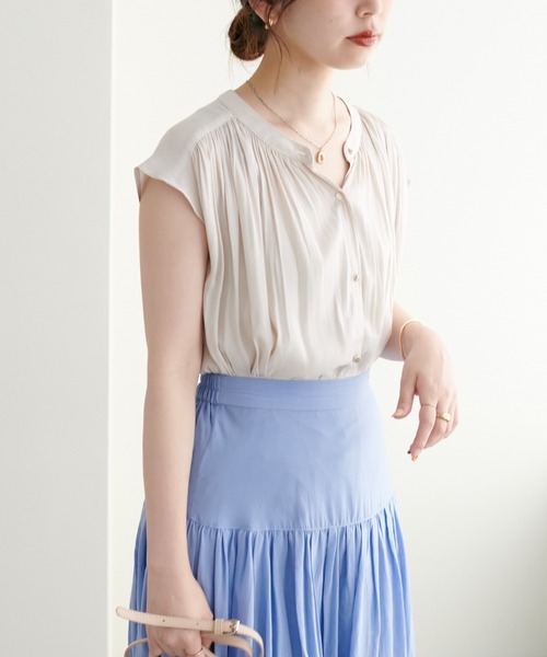 natural couture(ナチュラルクチュール)の「リバイバルアイテム/WEB限定カラーあり/とろみサテン金釦ギャザーブラウス(シャツ/ブラウス・レディース・オフホワイト/その他1/ピンクベージュ/サックスブルー/グリーン/その他2/ピンク/その他4・FREE)」の11枚目の写真