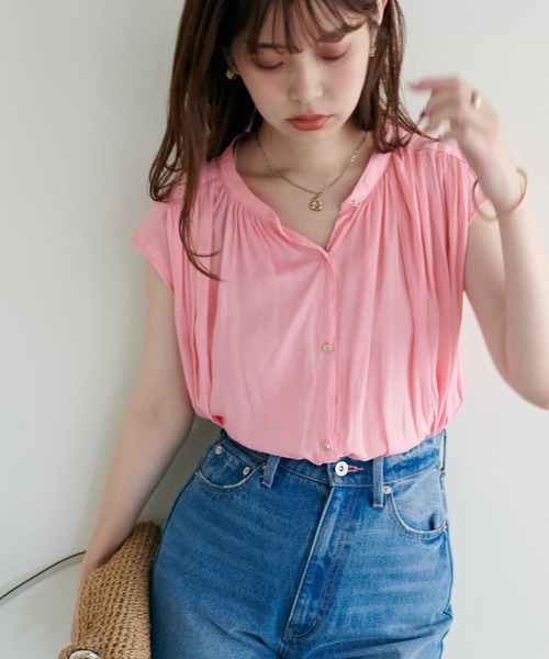 natural couture(ナチュラルクチュール)の「リバイバルアイテム/WEB限定カラーあり/とろみサテン金釦ギャザーブラウス(シャツ/ブラウス・レディース・オフホワイト/その他1/ピンクベージュ/サックスブルー/グリーン/その他2/ピンク/その他4・FREE)」の21枚目の写真