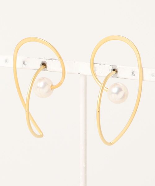 PINKY&DIANNE（ピンキーアンドダイアン）の「スウェリングパールピアス（ピアス（両耳用）・レディース・ゴールド・ONE SIZE）」の6枚目の写真