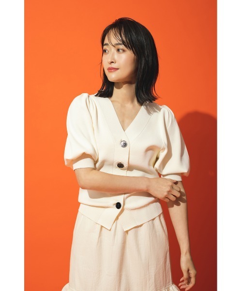 LILIDIA(リリディア)の「Big ButtonsニットカーデTOP(ニット/セーター・レディース・アイボリー/ピンク/ブラック・MEDIUM/SMALL)」の2枚目の写真