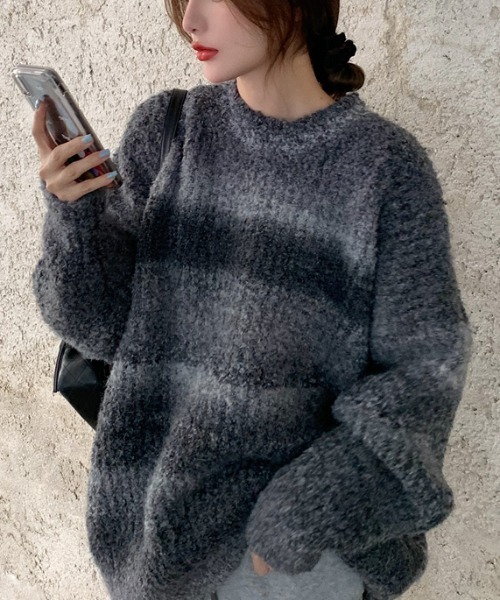 .KOM（ドットコム）の「『.KOM/ドットケーオーエム』グラデーションブークレルーズフィットニット【Y】【CN】（ニット/セーター・レディース・カーキ/グレー/ブルー/パープル・FREE）」の2枚目の写真