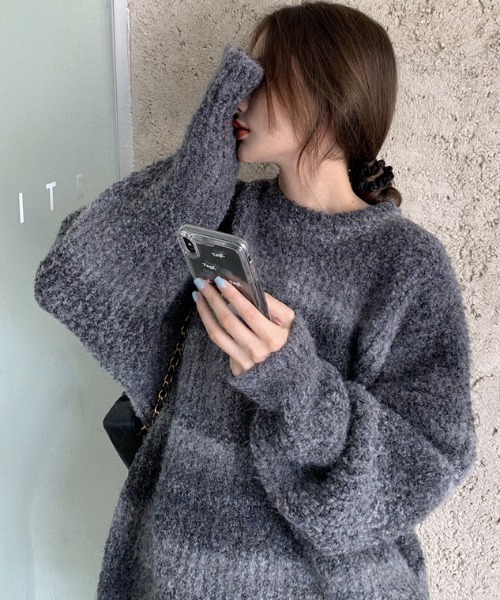 .KOM（ドットコム）の「『.KOM/ドットケーオーエム』グラデーションブークレルーズフィットニット【Y】【CN】（ニット/セーター・レディース・カーキ/グレー/ブルー/パープル・FREE）」の8枚目の写真