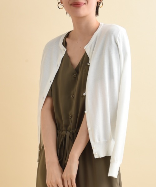 actuel（アクチュエル）の「【マシーンウォッシャブル・ＵＶ・接触冷感】パール釦クルーカーディガン（カーディガン/ボレロ・レディース・オフホワイト/ブルー/ブラック/レッド/グリーン・FREE）」の2枚目の写真