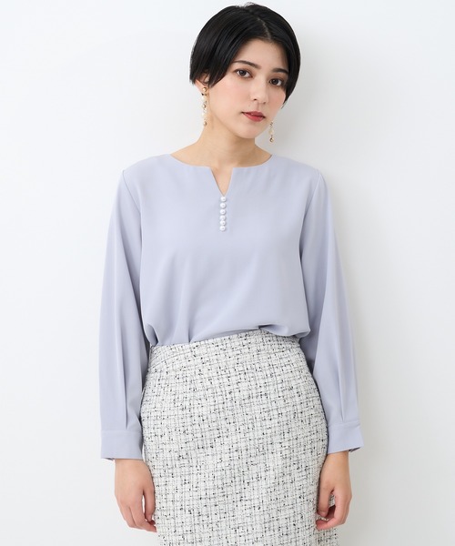 TRUDEA(トルディア)の「パールスタッズキーネックブラウス(シャツ/ブラウス・レディース・ホワイト/ラベンダー/ネイビー/ベージュ・LARGE/MEDIUM)」の4枚目の写真