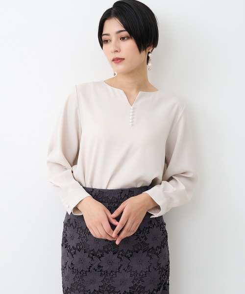 TRUDEA(トルディア)の「パールスタッズキーネックブラウス(シャツ/ブラウス・レディース・ホワイト/ラベンダー/ネイビー/ベージュ・LARGE/MEDIUM)」の2枚目の写真