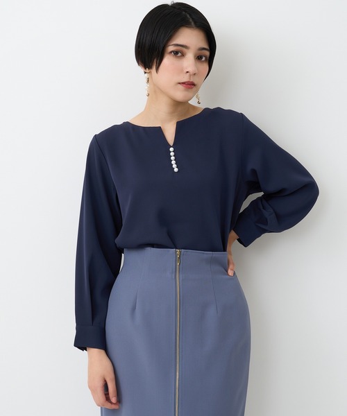 TRUDEA(トルディア)の「パールスタッズキーネックブラウス(シャツ/ブラウス・レディース・ホワイト/ラベンダー/ネイビー/ベージュ・LARGE/MEDIUM)」の3枚目の写真