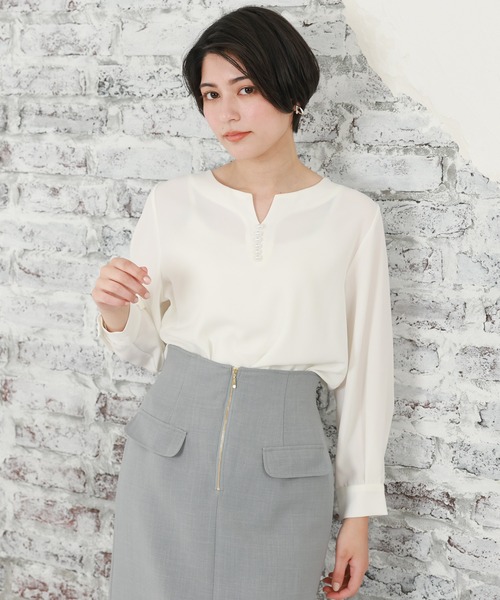 TRUDEA(トルディア)の「パールスタッズキーネックブラウス(シャツ/ブラウス・レディース・ホワイト/ラベンダー/ネイビー/ベージュ・LARGE/MEDIUM)」の1枚目の写真