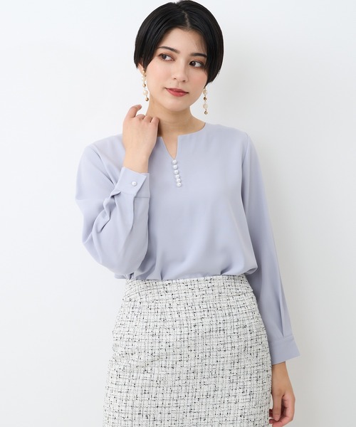 TRUDEA(トルディア)の「パールスタッズキーネックブラウス(シャツ/ブラウス・レディース・ホワイト/ラベンダー/ネイビー/ベージュ・LARGE/MEDIUM)」の20枚目の写真