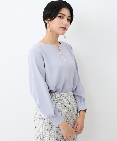 TRUDEA(トルディア)の「パールスタッズキーネックブラウス(シャツ/ブラウス・レディース・ホワイト/ラベンダー/ネイビー/ベージュ・LARGE/MEDIUM)」の13枚目の写真