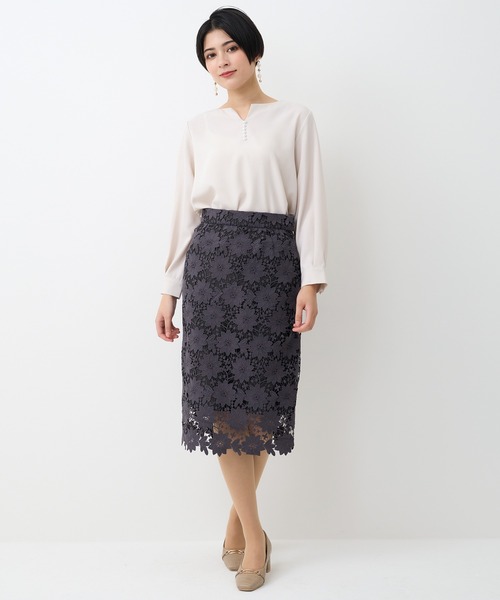 TRUDEA(トルディア)の「パールスタッズキーネックブラウス(シャツ/ブラウス・レディース・ホワイト/ラベンダー/ネイビー/ベージュ・LARGE/MEDIUM)」の18枚目の写真