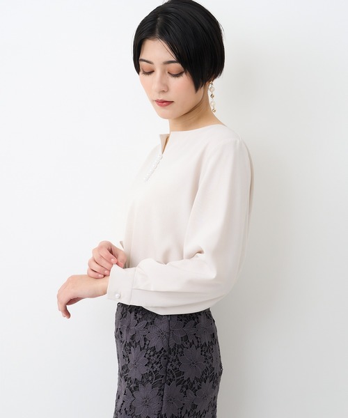 TRUDEA(トルディア)の「パールスタッズキーネックブラウス(シャツ/ブラウス・レディース・ホワイト/ラベンダー/ネイビー/ベージュ・LARGE/MEDIUM)」の7枚目の写真