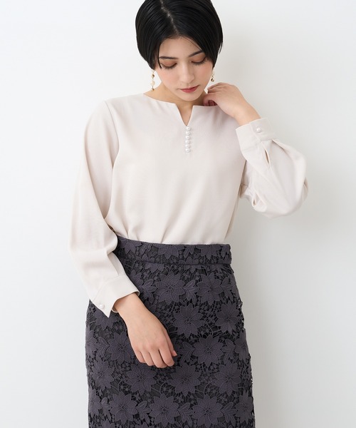 TRUDEA(トルディア)の「パールスタッズキーネックブラウス(シャツ/ブラウス・レディース・ホワイト/ラベンダー/ネイビー/ベージュ・LARGE/MEDIUM)」の11枚目の写真
