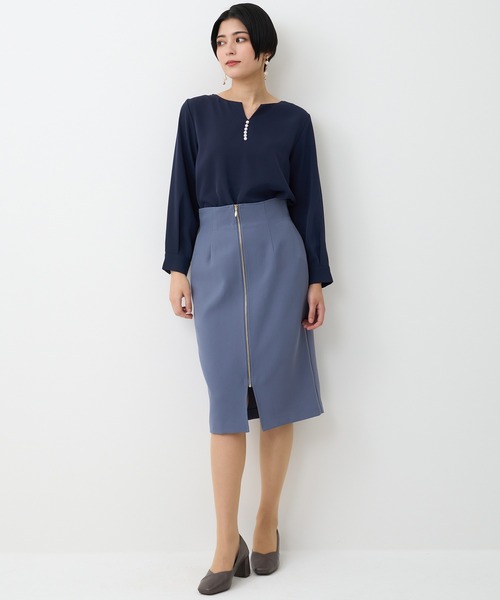 TRUDEA(トルディア)の「パールスタッズキーネックブラウス(シャツ/ブラウス・レディース・ホワイト/ラベンダー/ネイビー/ベージュ・LARGE/MEDIUM)」の8枚目の写真