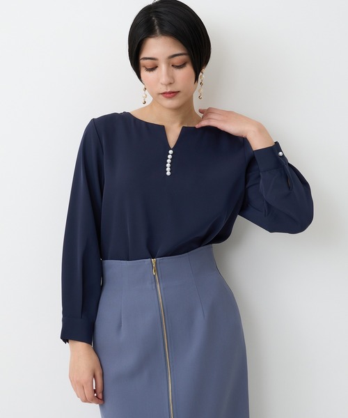 TRUDEA(トルディア)の「パールスタッズキーネックブラウス(シャツ/ブラウス・レディース・ホワイト/ラベンダー/ネイビー/ベージュ・LARGE/MEDIUM)」の15枚目の写真