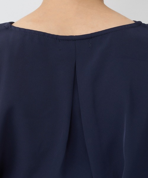 TRUDEA(トルディア)の「パールスタッズキーネックブラウス(シャツ/ブラウス・レディース・ホワイト/ラベンダー/ネイビー/ベージュ・LARGE/MEDIUM)」の9枚目の写真