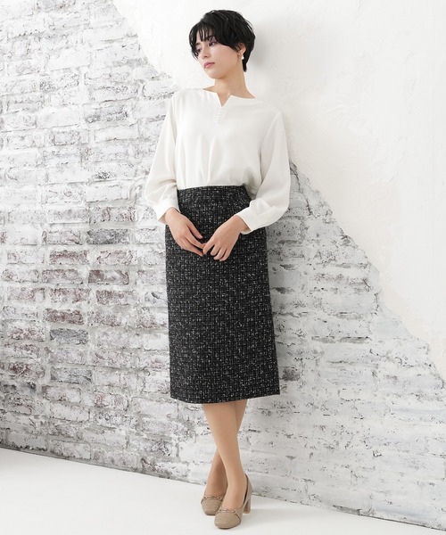 TRUDEA(トルディア)の「パールスタッズキーネックブラウス(シャツ/ブラウス・レディース・ホワイト/ラベンダー/ネイビー/ベージュ・LARGE/MEDIUM)」の21枚目の写真
