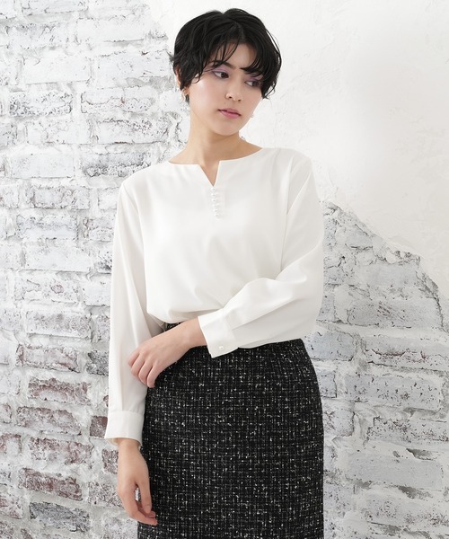 TRUDEA(トルディア)の「パールスタッズキーネックブラウス(シャツ/ブラウス・レディース・ホワイト/ラベンダー/ネイビー/ベージュ・LARGE/MEDIUM)」の17枚目の写真