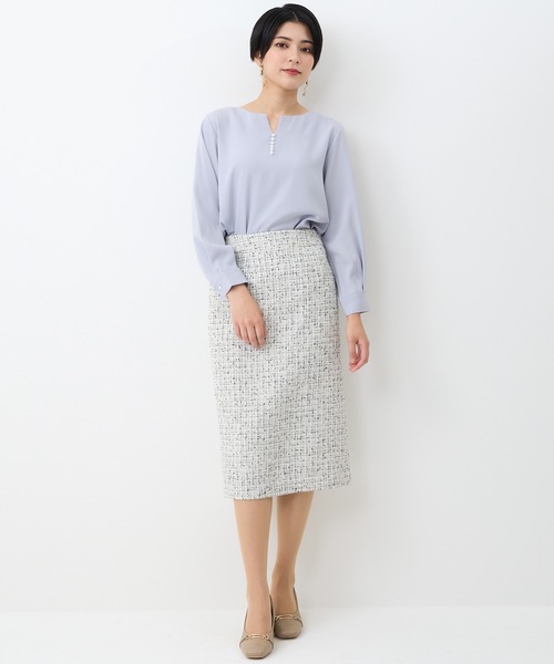 TRUDEA(トルディア)の「パールスタッズキーネックブラウス(シャツ/ブラウス・レディース・ホワイト/ラベンダー/ネイビー/ベージュ・LARGE/MEDIUM)」の6枚目の写真