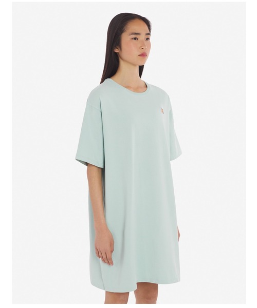 Maison Kitsune(メゾンキツネ)の「FOX HEAD PATCH RELAXED TEE-SHIRT DRESS(ワンピース・レディース・スカイブルー系・XS/M/S)」の6枚目の写真