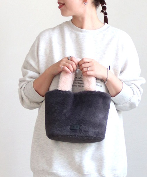 COLDE (コルデ)の「フェイクファーバイカラートートバッグ(トートバッグ・レディース・サックスブルー/イエロー/チャコールグレー/パープル・FREE)」の5枚目の写真