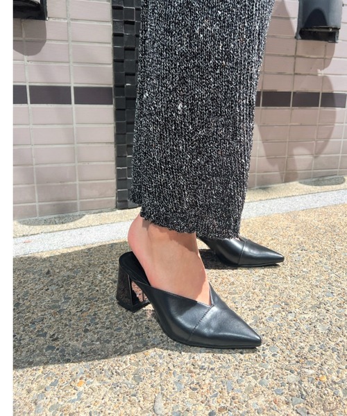 R&E(アールアンドイー)の「【R&E】Vカットメタリックヒールミュール(パンプス・レディース・ブラック/アイボリー・S/M/L/LL)」の1枚目の写真