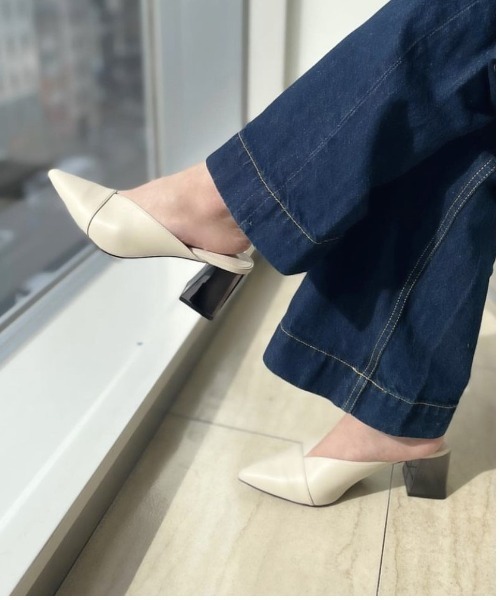 R&E(アールアンドイー)の「【R&E】Vカットメタリックヒールミュール(パンプス・レディース・ブラック/アイボリー・S/M/L/LL)」の3枚目の写真